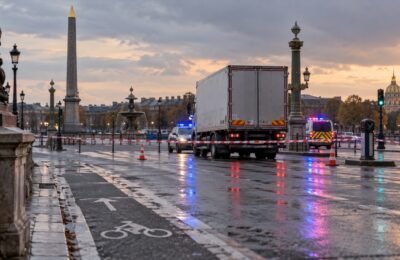 Перекрытый участок дороги и велополоса в центре Парижа